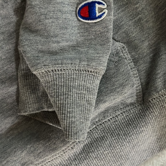 BIG KIDS' Champion FRENCH TERRY SWEATSHIRT, CLASSIC SCRIPT in Heather Gray. - Picture 4 of 8